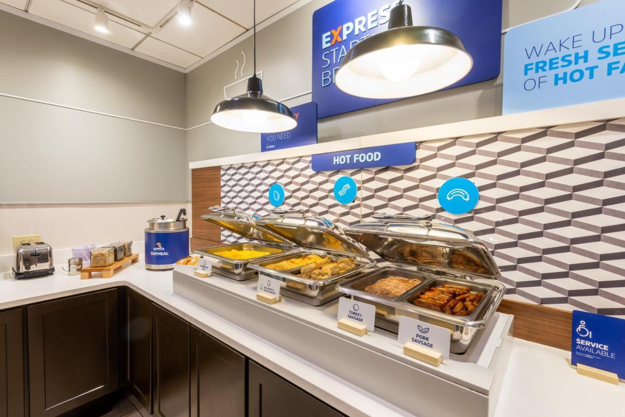 Holiday Inn Express Philadelphia Ne-Bensalem By Ihg מראה חיצוני תמונה